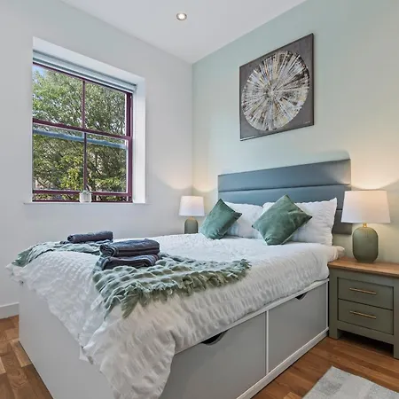 Stylish Flat - Sleeps 8 - 2 Mins To Centre Leeds