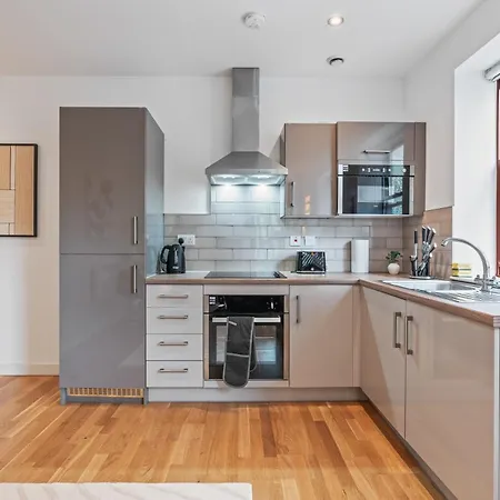 Stylish Flat - Sleeps 8 - 2 Mins To Centre * Leeds
