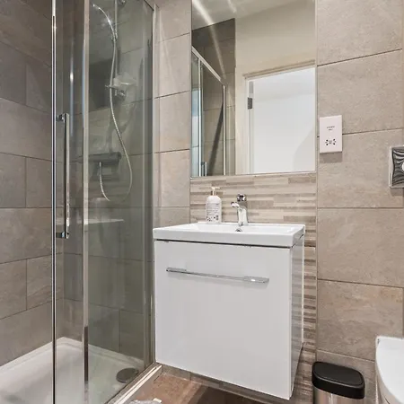 Apartman Stylish Flat - Sleeps 8 - 2 Mins To Centre *