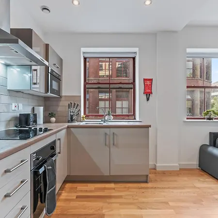 Stylish Flat - Sleeps 8 - 2 Mins To Centre * Leeds