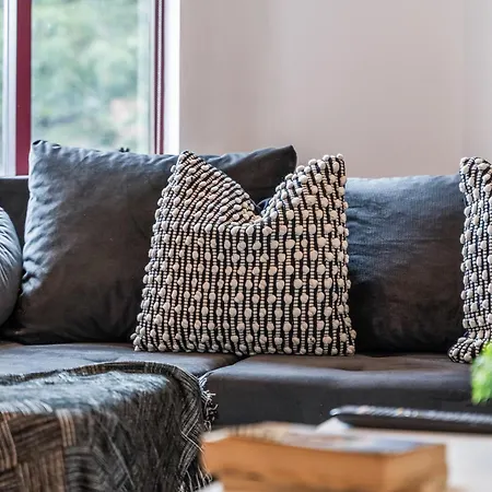 Stylish Flat - Sleeps 8 - 2 Mins To Centre * Leeds