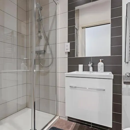 Stylish Flat - Sleeps 8 - 2 Mins To Centre