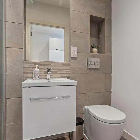 Stylish Flat - Sleeps 8 - 2 Mins To Centre Apartment *