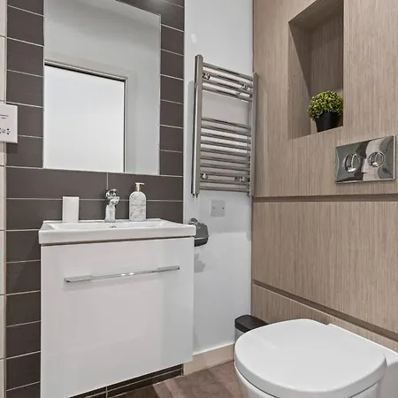 Stylish Flat - Sleeps 8 - 2 Mins To Centre