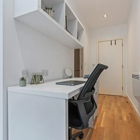 Stylish Flat - Sleeps 8 - 2 Mins To Centre *