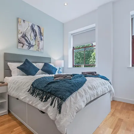 Stylish Flat - Sleeps 8 - 2 Mins To Centre