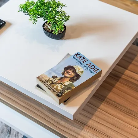 Stylish Flat - Sleeps 8 - 2 Mins To Centre * Leeds (West Yorkshire)