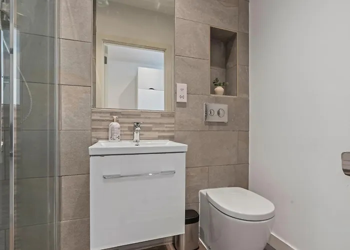 Stylish Flat - Sleeps 8 - 2 Mins To Centre Apartment *