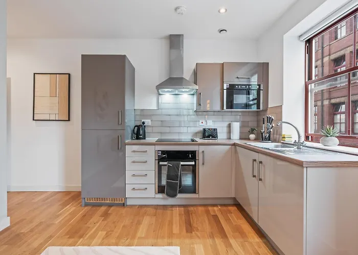 Stylish Flat - Sleeps 8 - 2 Mins To Centre * Leeds (West Yorkshire)