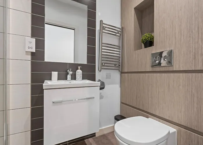 Stylish Flat - Sleeps 8 - 2 Mins To Centre