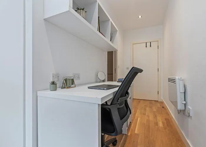 Stylish Flat - Sleeps 8 - 2 Mins To Centre *