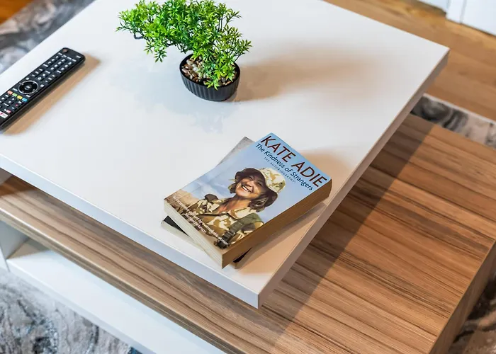 Stylish Flat - Sleeps 8 - 2 Mins To Centre * Leeds (West Yorkshire)