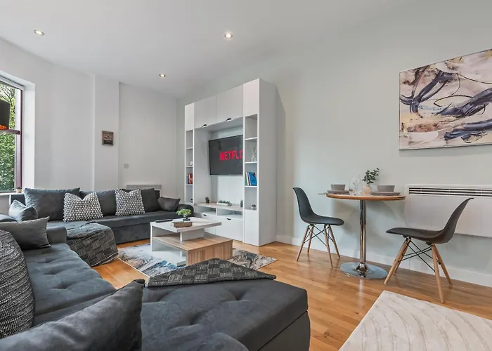 Stylish Flat - Sleeps 8 - 2 Mins To Centre Apartment *