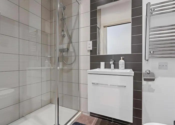 Stylish Flat - Sleeps 8 - 2 Mins To Centre