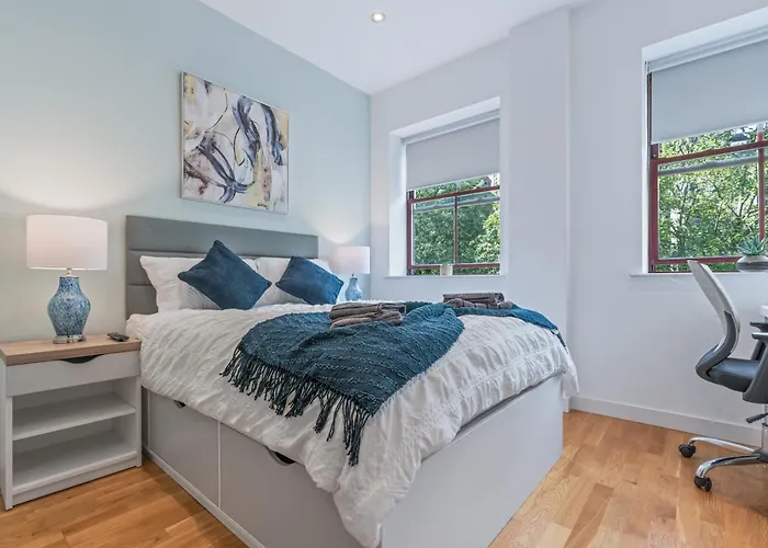 Stylish Flat - Sleeps 8 - 2 Mins To Centre